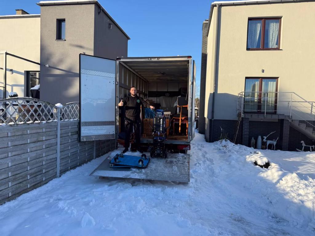 Bezpieczny transport mebli zimą – flota Super Przeprowadzki Mario w trudnych warunkach